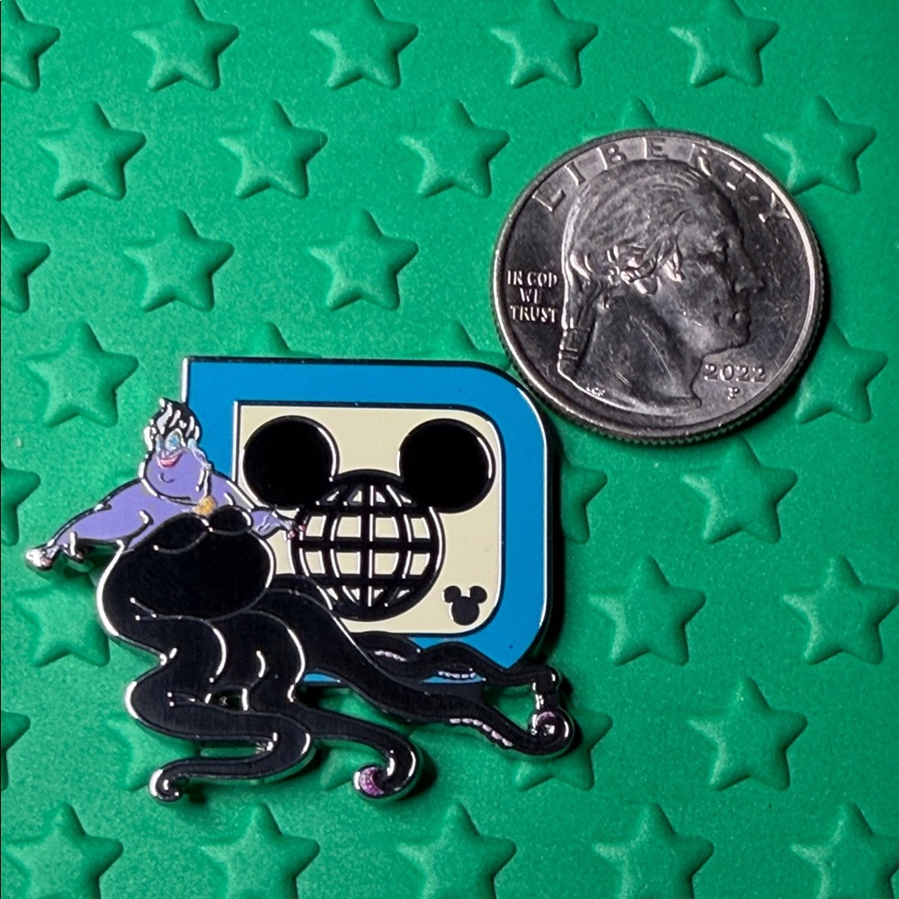 2025 Hidden Disney Pin Ursula D Logo Hidden Mickey Pin - Picture 2 of 3